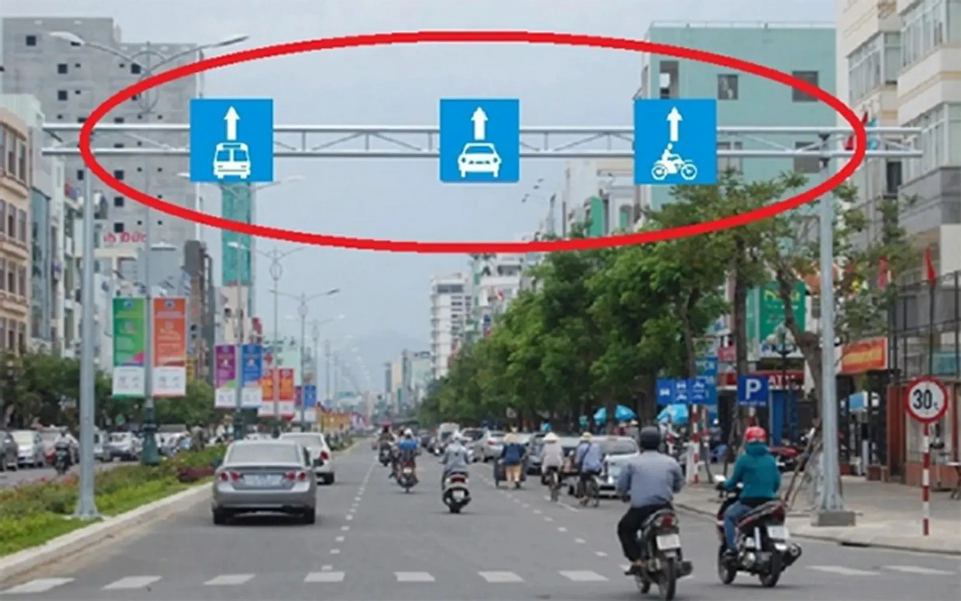 Lỗi đi sai làn đường phạt bao nhiêu? Ô tô, xe máy