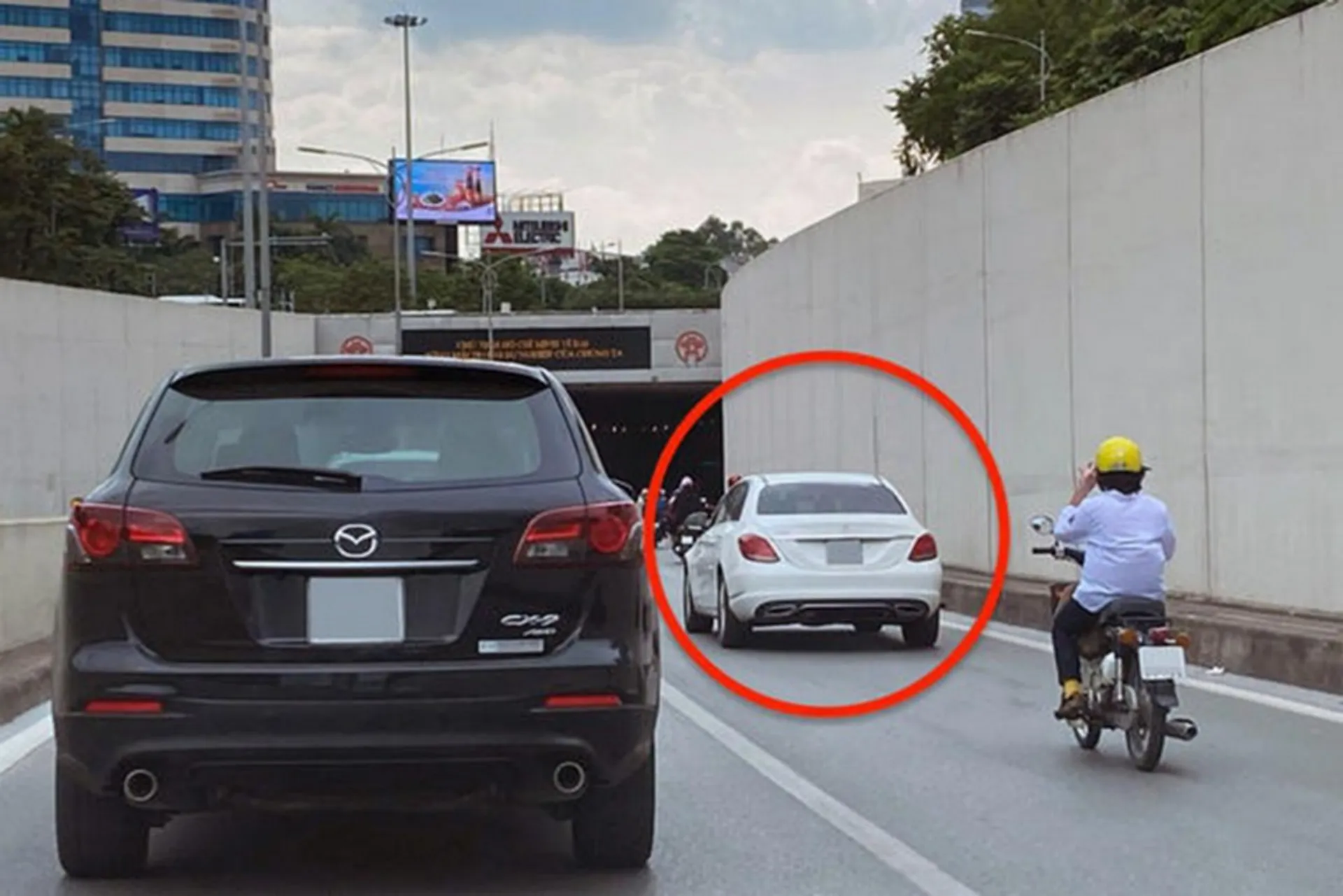Lỗi lấn làn xe ô tô: Mức phạt mới nhất tài xế cần biết