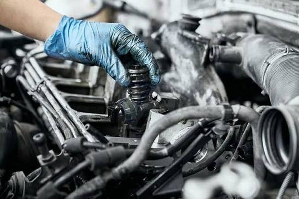 Nổ máy tại chỗ bật điều hoà có làm hết ắc quy không?