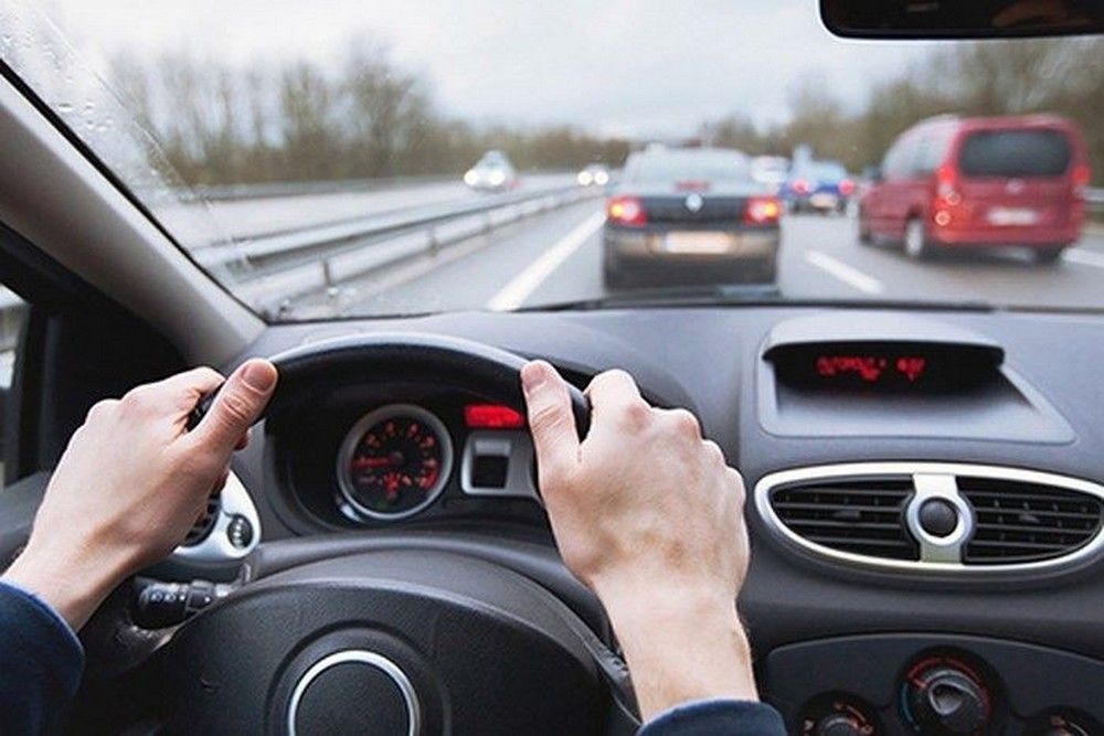 Phân biệt chân thắng chân ga khi lái xe