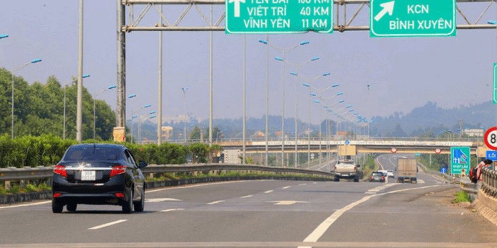 Phí đường bộ xe 5 chỗ: Mức đóng 1 năm bao nhiêu tiền?