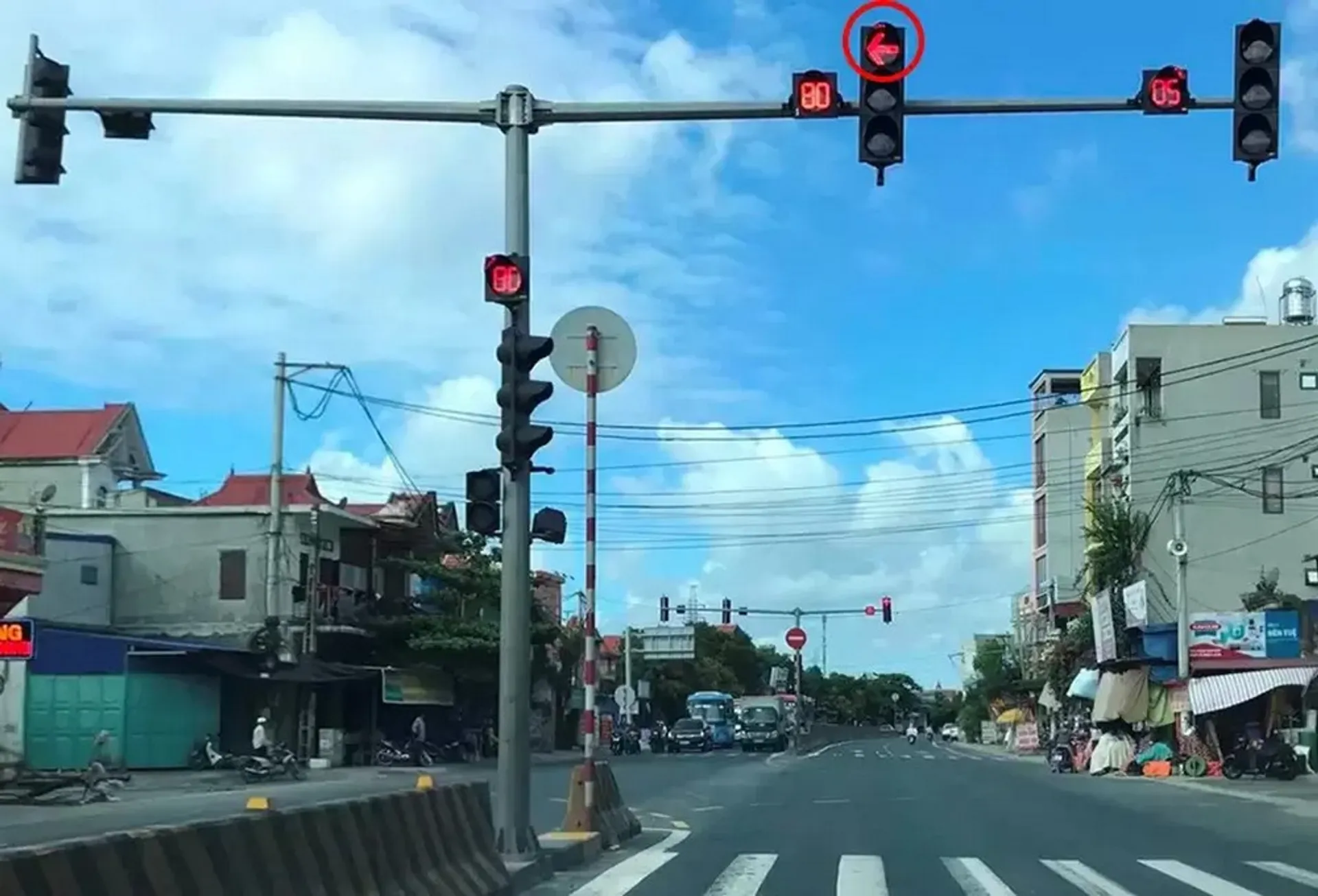 Đèn đỏ có được rẽ trái không? Mức phạt mới nhất cần biết