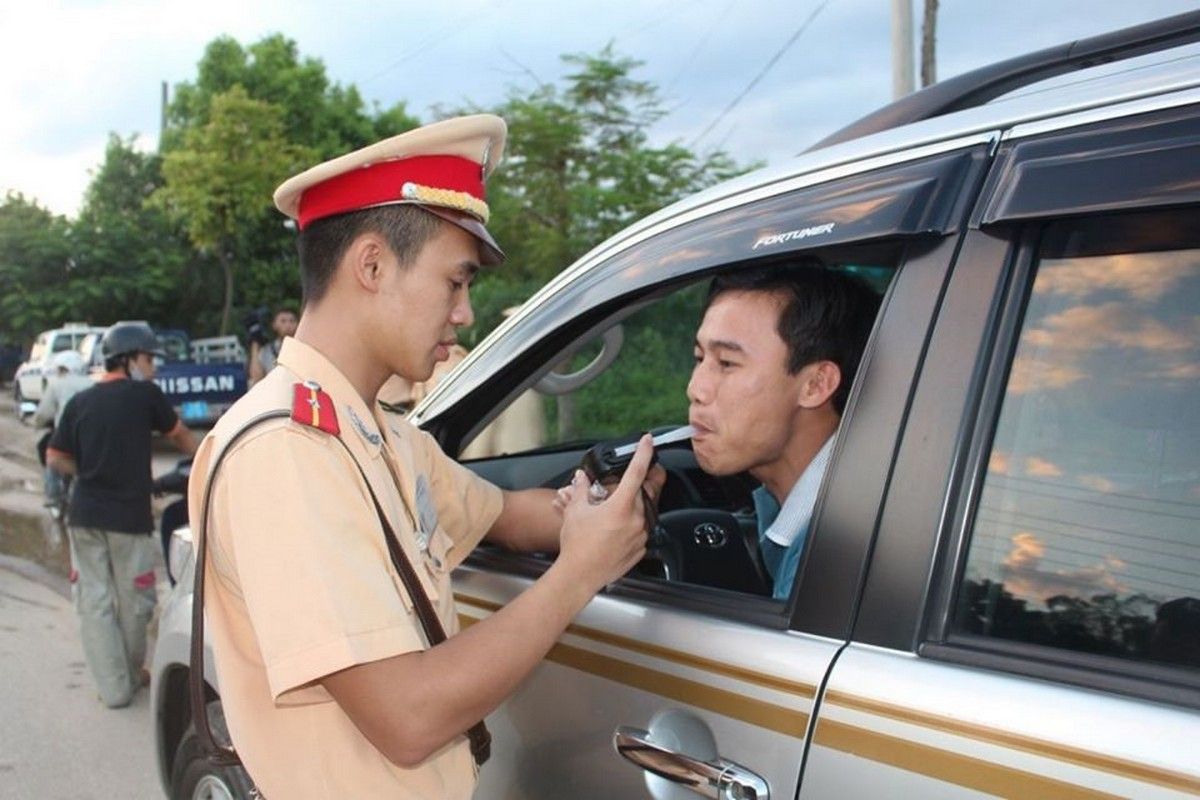 Uống rượu bia bao lâu thì được lái ô tô?