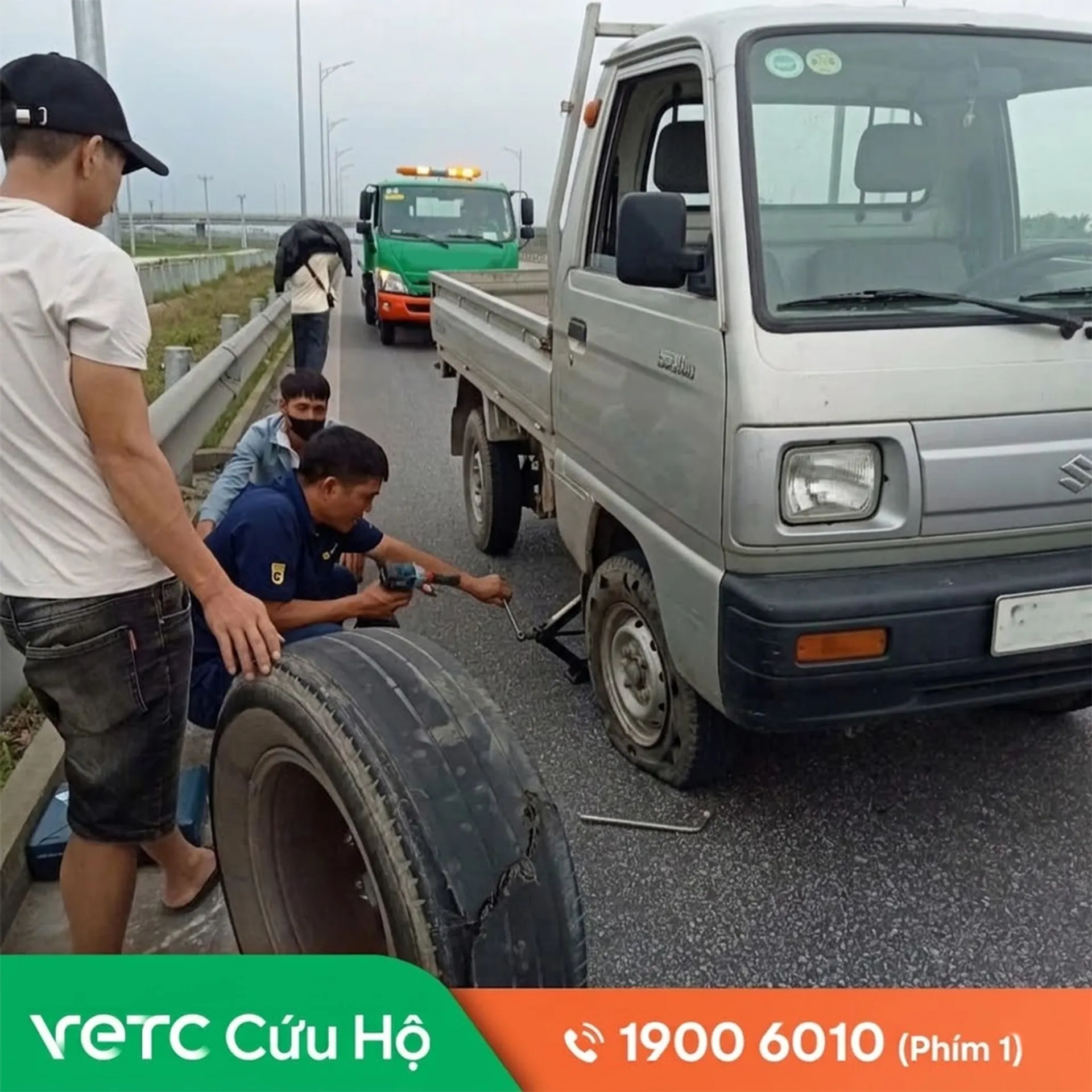 Hỏng lốp nổ bánh xe ô tô tải nhỏ giữa cầu tối vắng