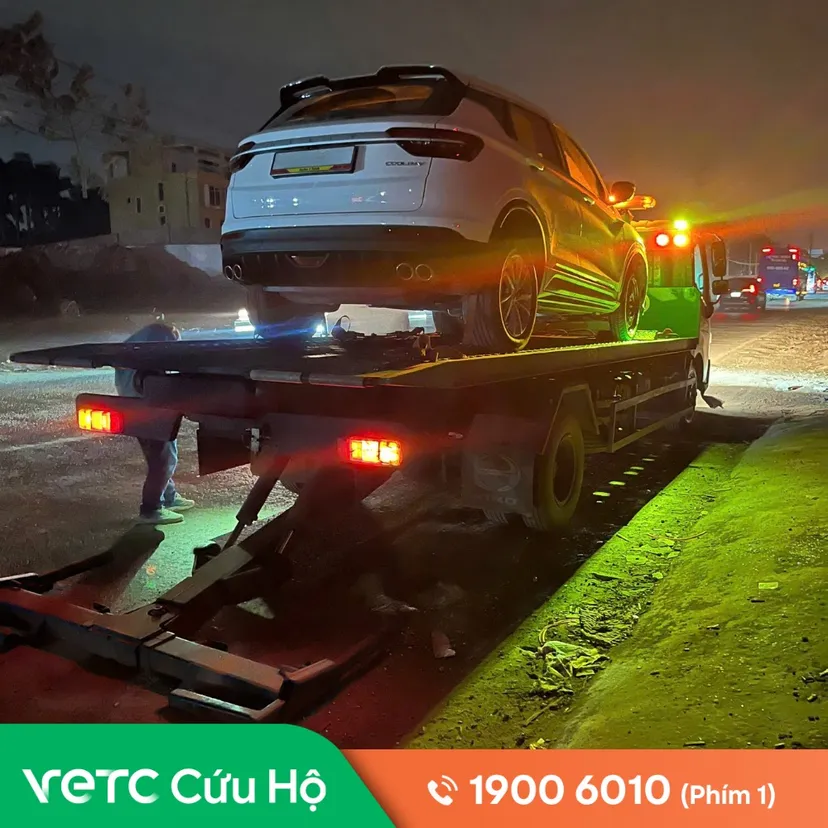 Xe tôi bị nổ lốp gần hầm Tam Điệp khi đang đi Thanh Hóa. Tổng đài hỏi rõ chiều di chuyển, mốc gần nhất và hướng dẫn đứng ở vị trí an toàn