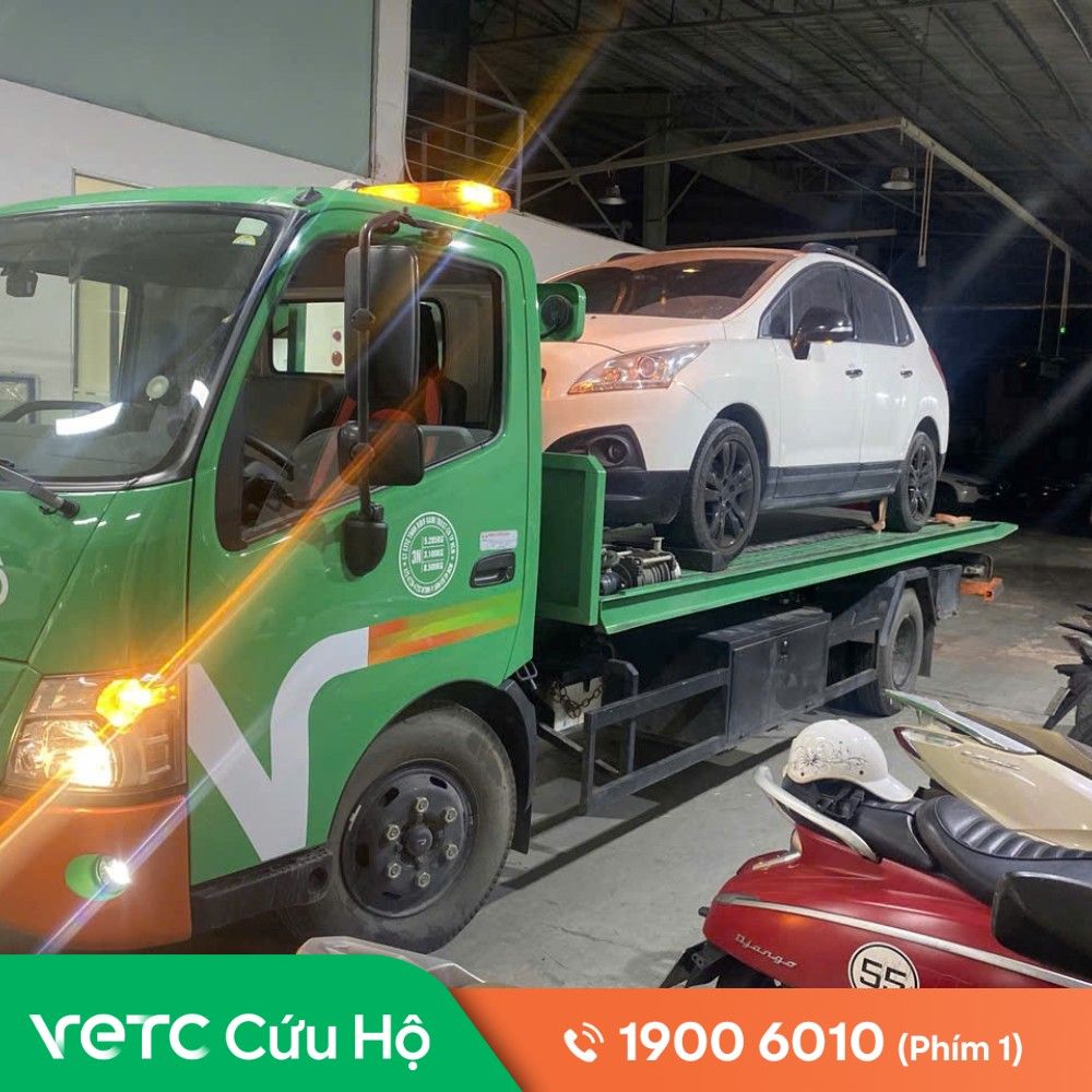 Tôi bị hỏng lốp trên đường ra sân bay Nội Bài lúc sáng sớm