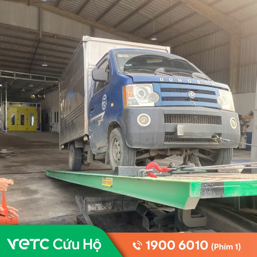 Xe chết máy gần cảng Quy Nhơn trong lúc giao hàng