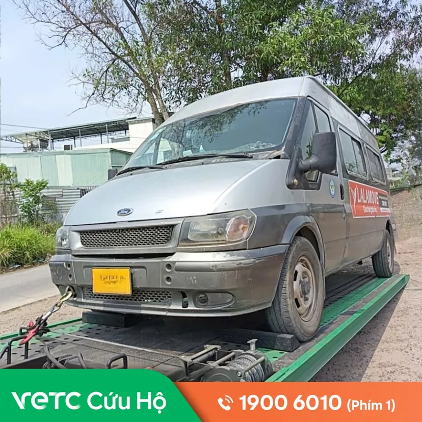 Xe công ty gặp sự cố gần khu công nghiệp Tràng Duệ