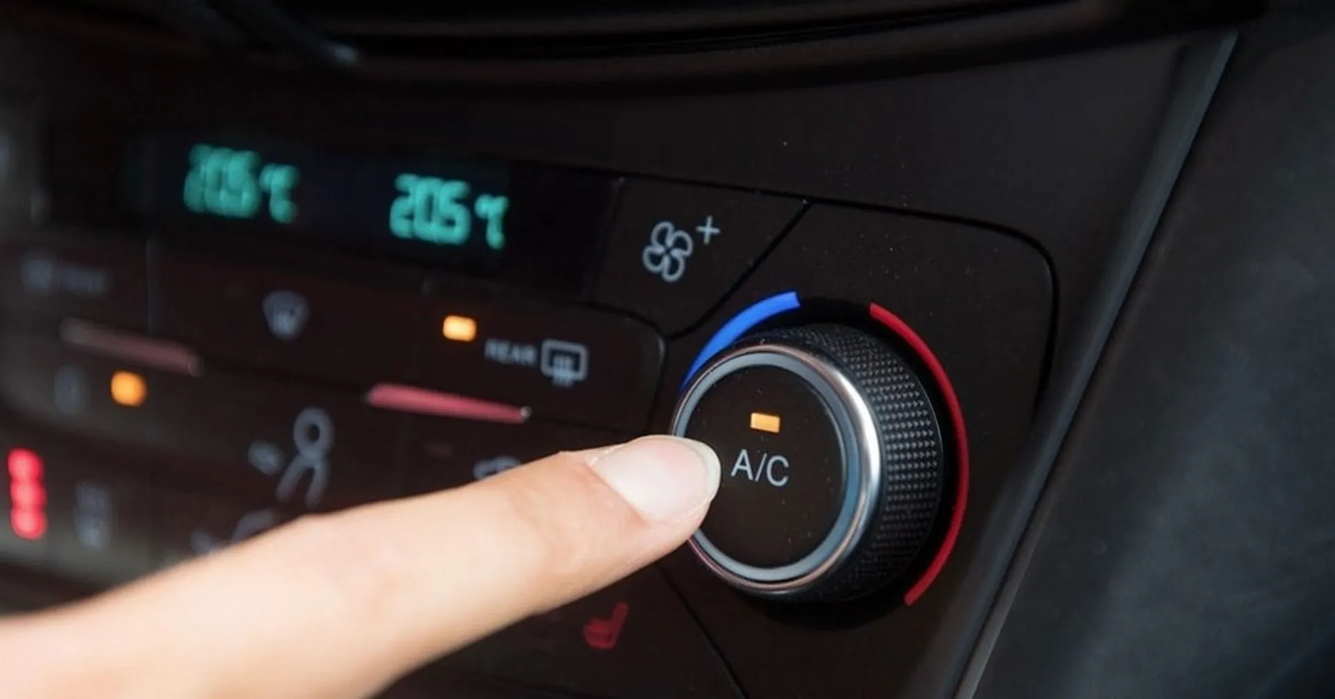 Nổ máy tại chỗ bật điều hoà có hại xe, tốn xăng không?