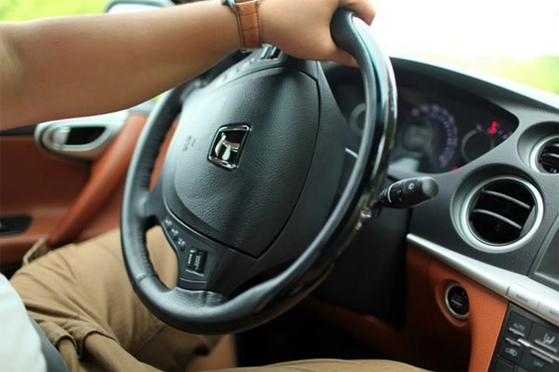 Xe ô tô bị mất trợ lực lái xử lý ra sao? Nguyên nhân & cách ứng phó an toàn