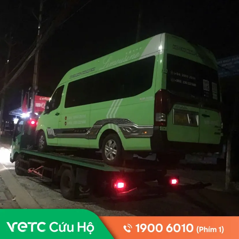 Xe tải chở hàng lên khu vực cửa khẩu Kim Thành gặp trục trặc vào sáng sớm
