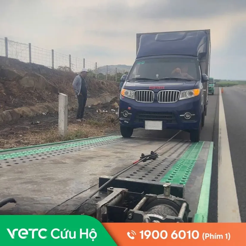 Xe tải chở thủy sản gặp sự cố gần Đầm Dơi vào sáng sớm
