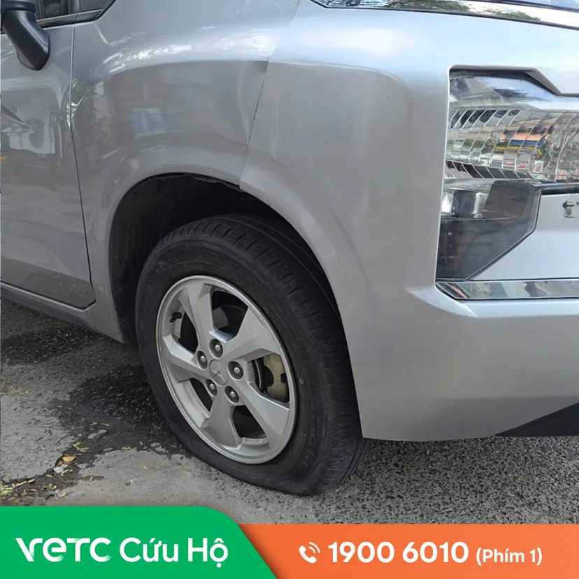 Xe tôi bị hỏng lốp trên đường ra cảng Lạch Huyện