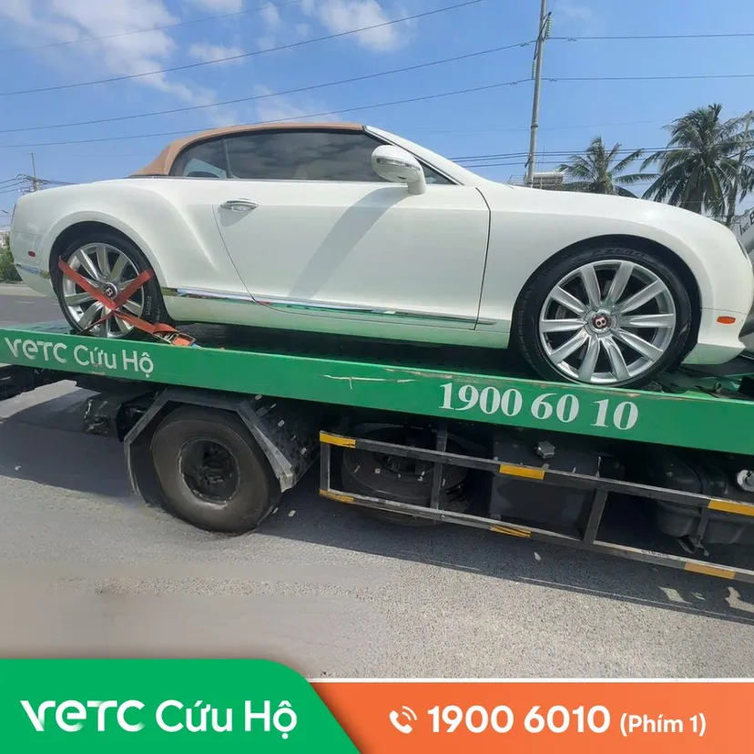 Xe tôi bị hỏng lốp trên Quốc lộ 61C khi đang từ Cần Thơ về Vị Thanh