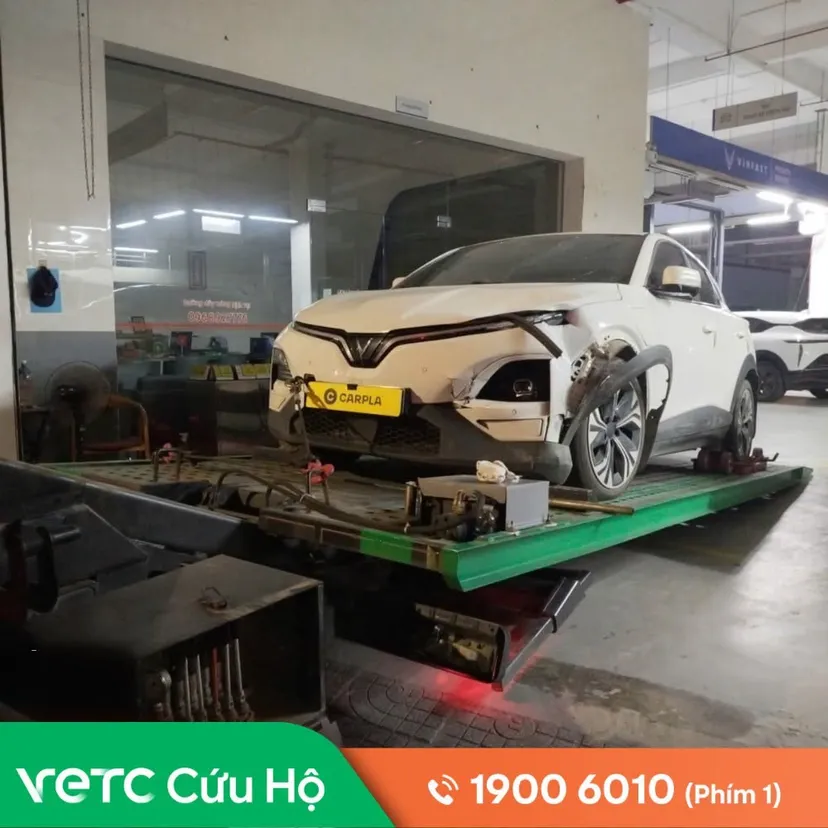 Xe tôi bị nổ lốp gần Bến Lức khi đang đi Mỹ Tho